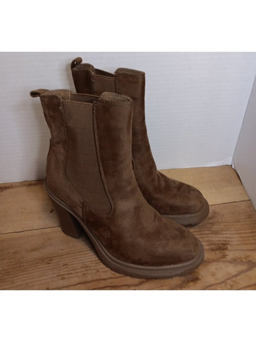 Nine West REAM 2 Womens 7.5 M Chelsea High Heeled Bootie Boot Brown Faux Suede